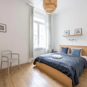 Grand With 5bedrm 2bathroom Apartment